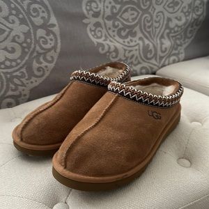 Barely worn tasman ugg slippers